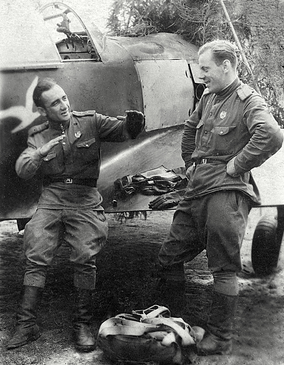 Афанасьев Борис Михайлович (слева) у самолёта Ла-5ФН