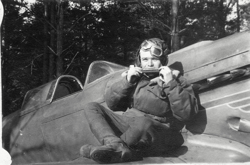 Алексеенко Константин Степанович на крыле самолёта Як-3. Германия, январь 1945 г.
