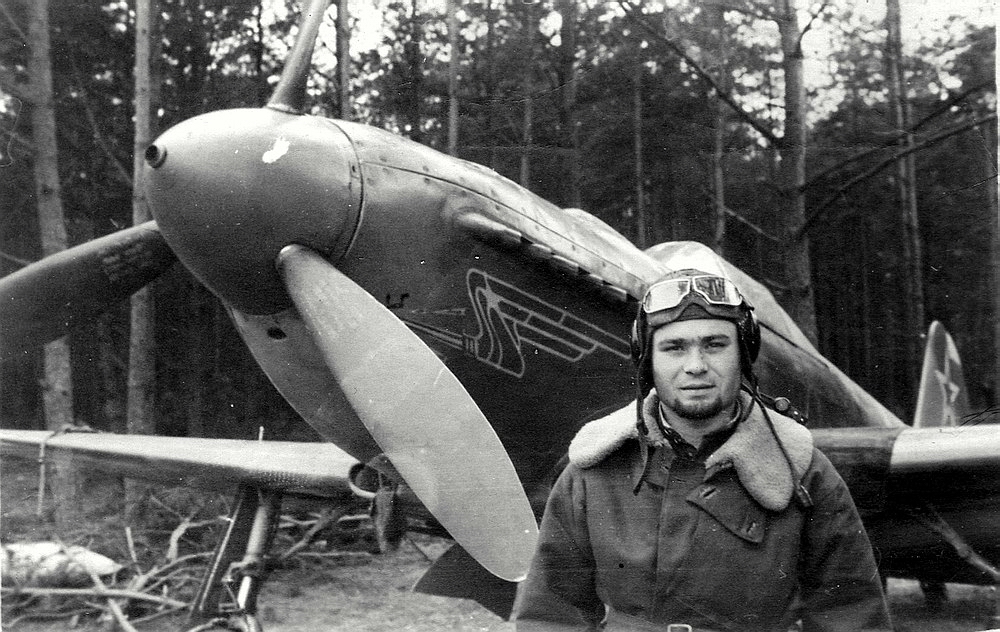 Алексеенко Константин Степанович у своего самолёта Як-3. Германия, январь 1945 г.