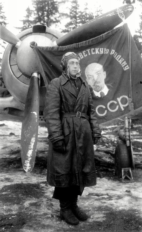 Алпатов Александр Георгиевич у знамени полка, август 1944 г.
