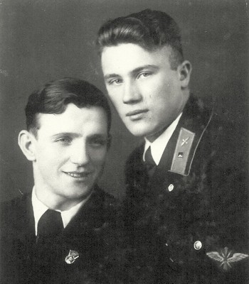 Астахов Иван Михайлович (справа) с двоюродным братом Владимиром Черносвитовым.