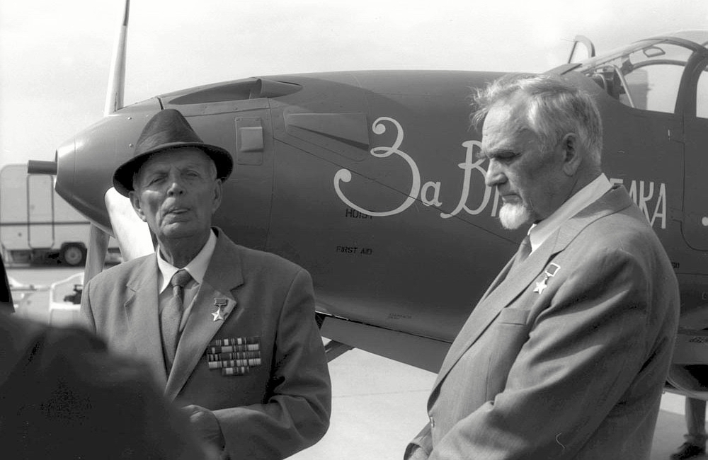 И. И. Бабак (слева) и Г. У. Дольников у реплики Р-39 'Аэрокобра'