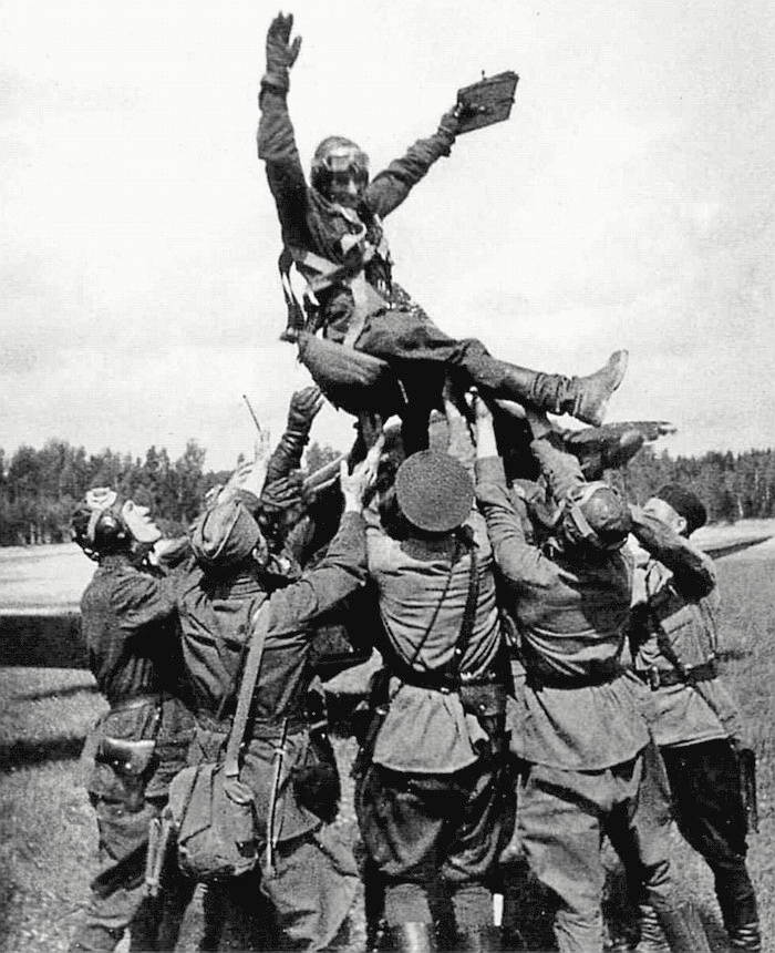 Товарищи поздравляют В. А. Башкирова с победой в бою.