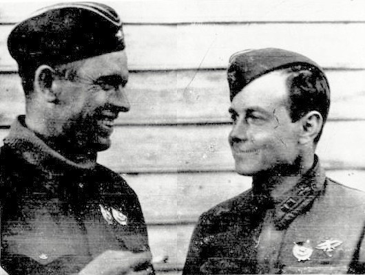 Лётчики А.Г. Берко (слева) и И.Ф. Мотуз, 1942 г.