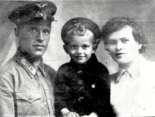 Берко Александр Георгиевич с сыном Вячеславом и женой, июнь 1941 г.