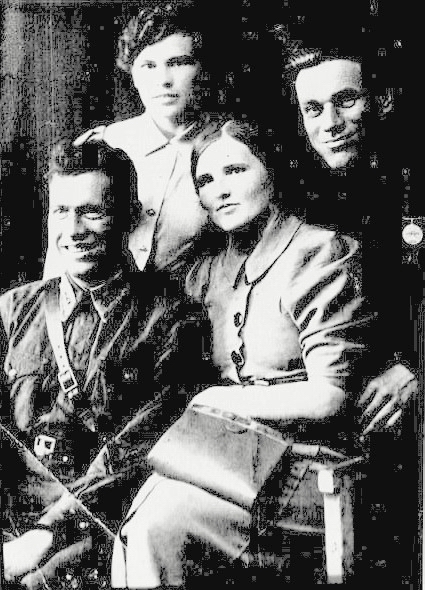 Берко Александр Георгиевич, его жена, сестра (внизу) и её муж А. Базуев, 1941 г.