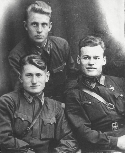 Билюкин Александр Дмитриевич (слева внизу) с товарищами