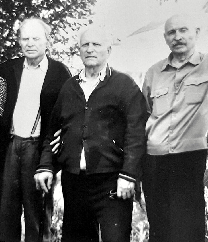 Бисьев Гурий Степанович (справа) с братьями