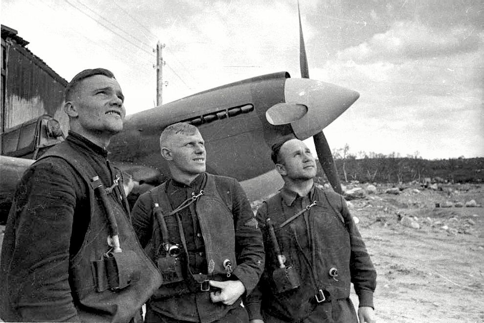 Климов Павел Дмитриевич (в центре) с товарищами