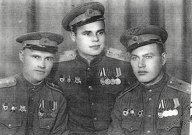 Чмиль Иван Устинович с товарищами, 1946 г.