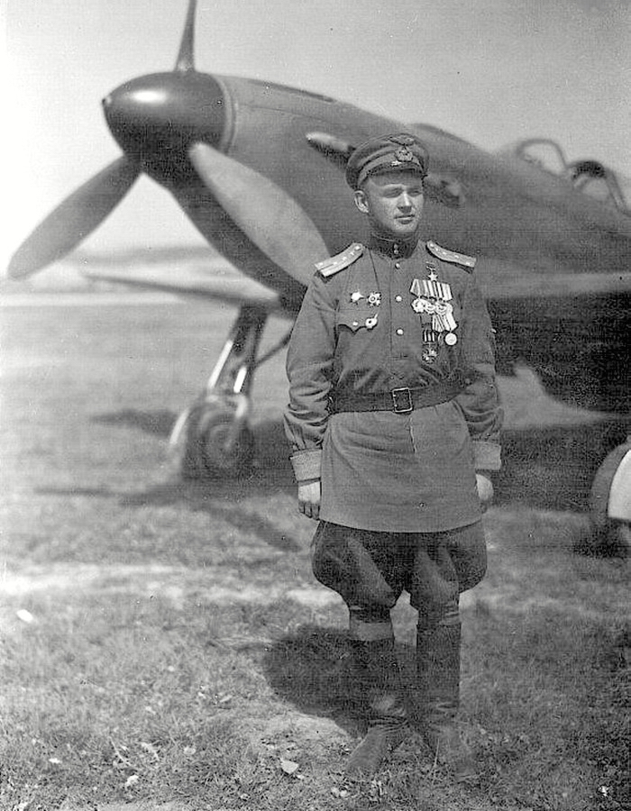 Дёма Леонид Васильевич у самолёта Як-3, 1945 г.