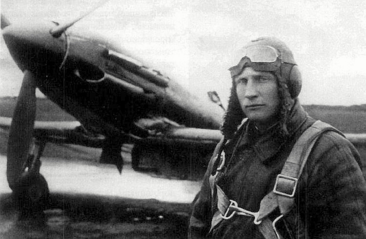 Денисов Константин Дмитриевич у самолёта МиГ-3, 1942 г.