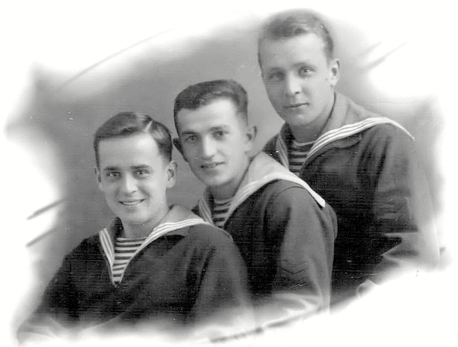 Дижевский Алексей Яковлевич (справа) - курсант Ейского ВМАУ, 1940 г.