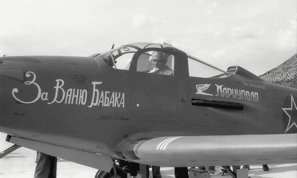 Г. У. Дольников в кабине реплики Р-39 'Аэрокобра'