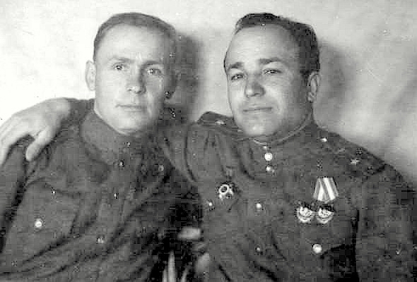 Дорошенков Александр Андриянович (справа)