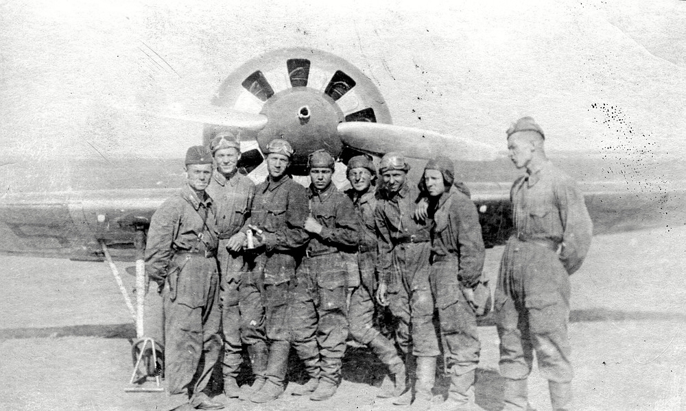 Еремеев Иван Дмитриевич с товарищами у самолёта И-16. Борисоглебск, 1940 г.