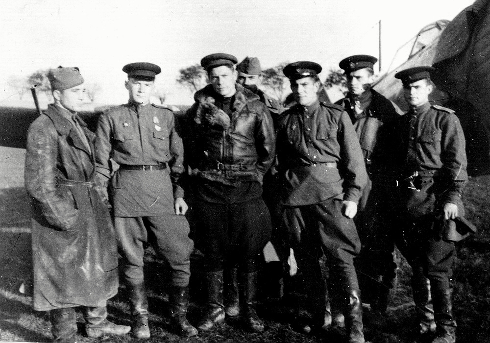 Еремеев Иван Дмитриевич с товарищами, 1943 г.