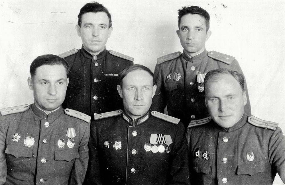 Еремеев Иван Дмитриевич с товарищами, 1945 г.