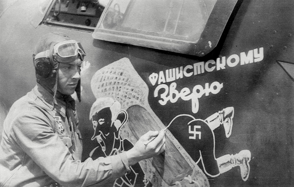 Евстигнеев Кирилл Алексеевич у самолёта с надписью 'Лаптем по фашистскому зверю'