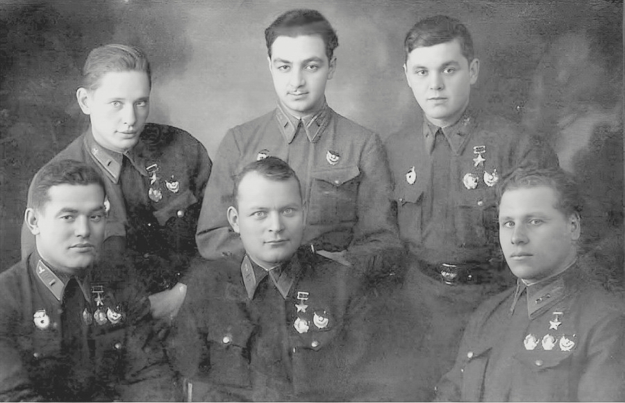С. Ф. Долгушин (слева в верхнем ряду)