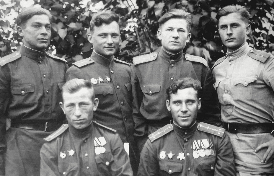 Глядяев Николай Андреевич (справа внизу) с боевыми товарищами