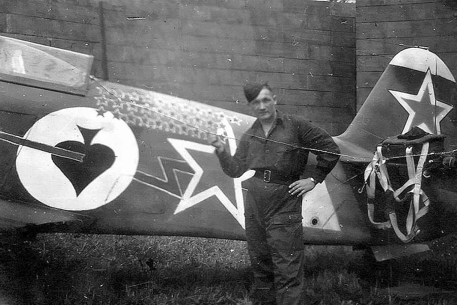 Техник у самолёта Як-9М капитана П. Я. Головачёва, весна 1945 г.