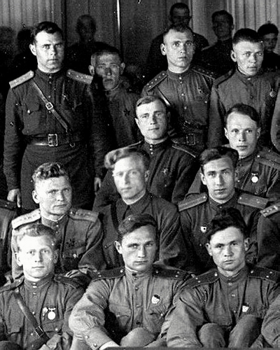 Камсюк С. М. (нижний ряд в центре) после награждения, 1942 г.