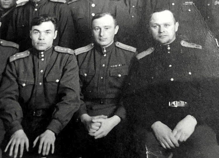 Казначеев Николай Фёдорович (в центре) с товарищами