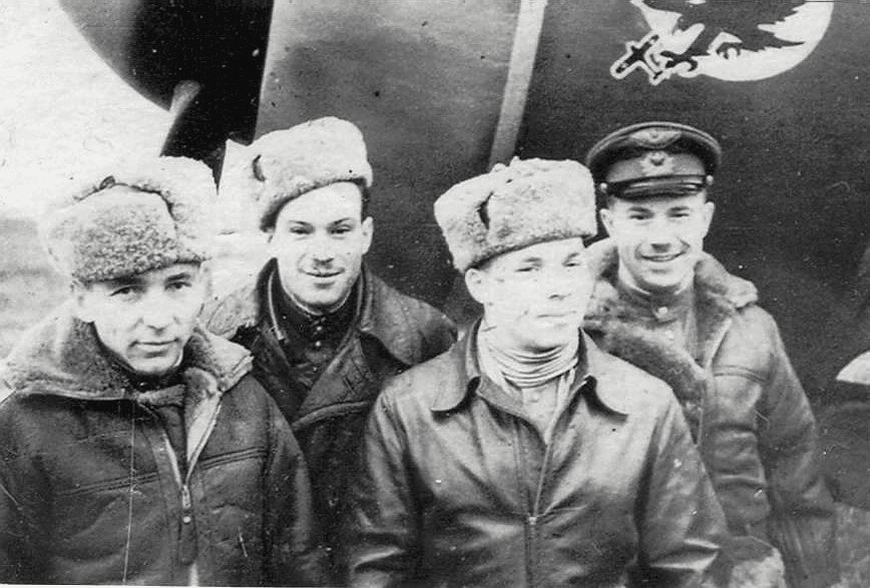 Киреев Никифор Яковлевич с боевыми товарищами у самолёта Ла-7