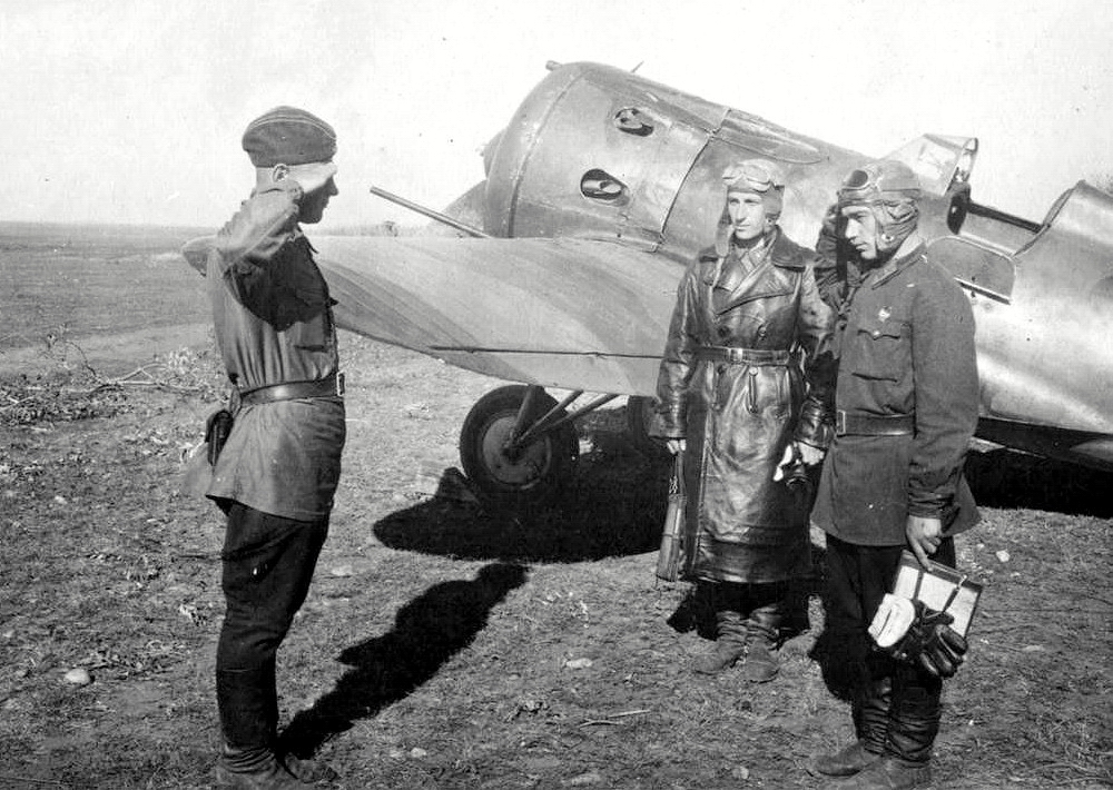 Клепиков Николай Фёдорович (в центре) у самолёта И-16