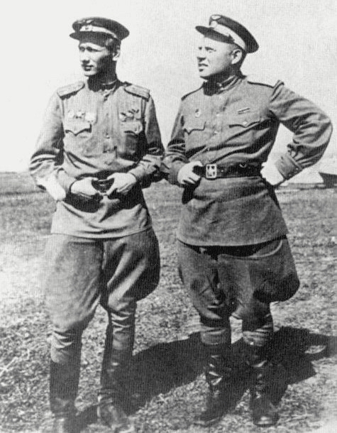 Константинов Анатолий Устинович (слева)