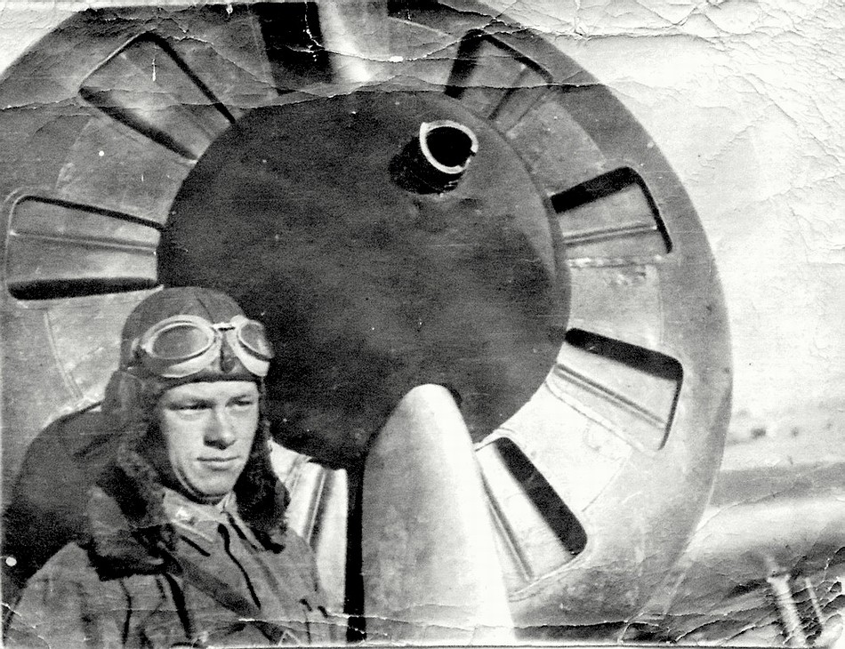 Коняев Аркадий Николаевич у самолёта И-16, май 1941 г.