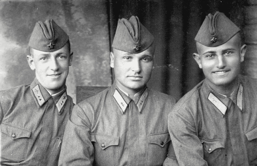 Корнев Иван Ильич (слева) с боевыми товарищами