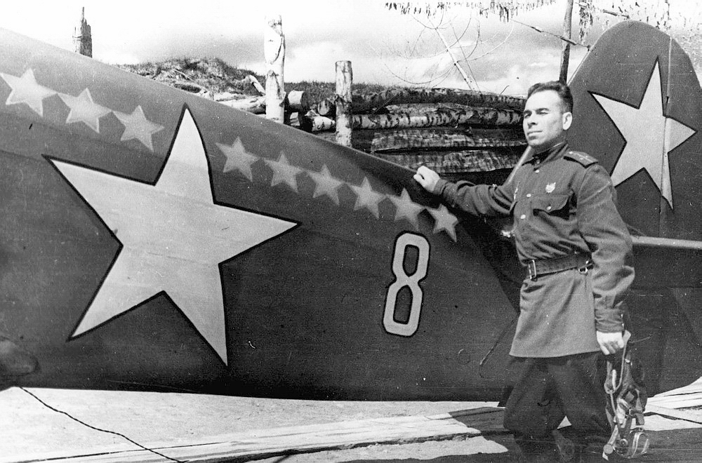 Старший лейтенант В. Ф. Коробов у своего Як-1Б, 1943 г.