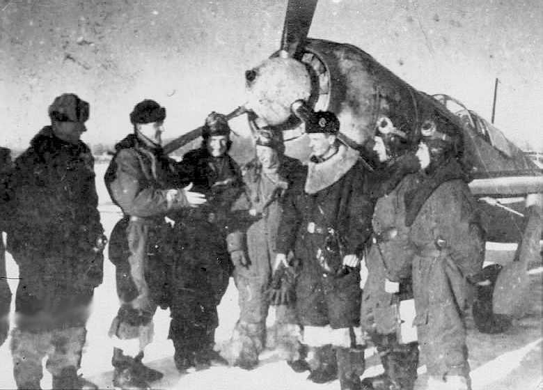 Корольков Сергей Иванович 2(третий слева) после воздушного боя, 1943 г.