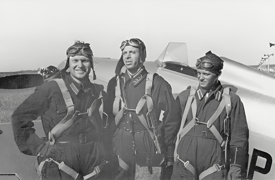 Г. Д. Костылев с товарищами у самолёта УТ-1