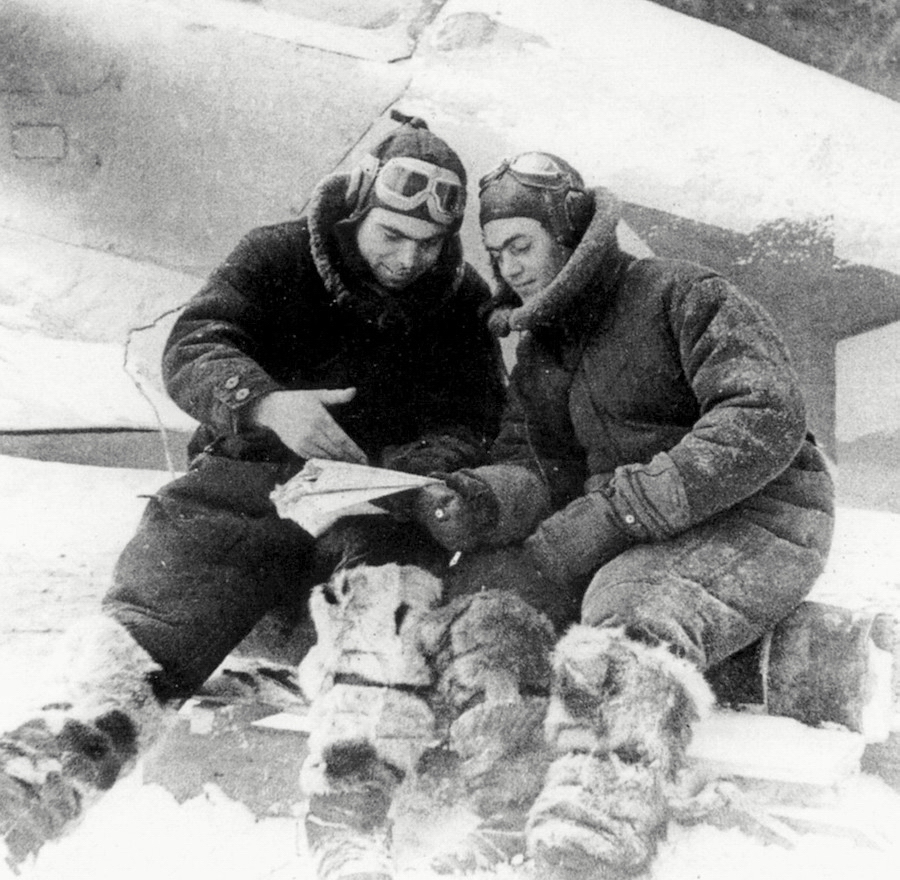 Ст. лейтенант А. Ф. Ковачевич (слева) у самолёта МиГ-3, зима 1941-1942 гг.