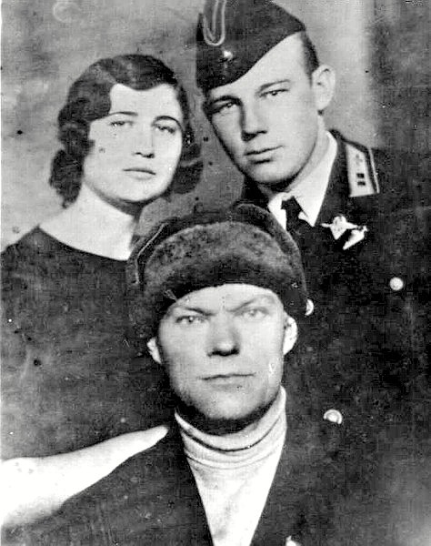 Кожанов Пётр Павлович с женой и отцом, 1941 г.