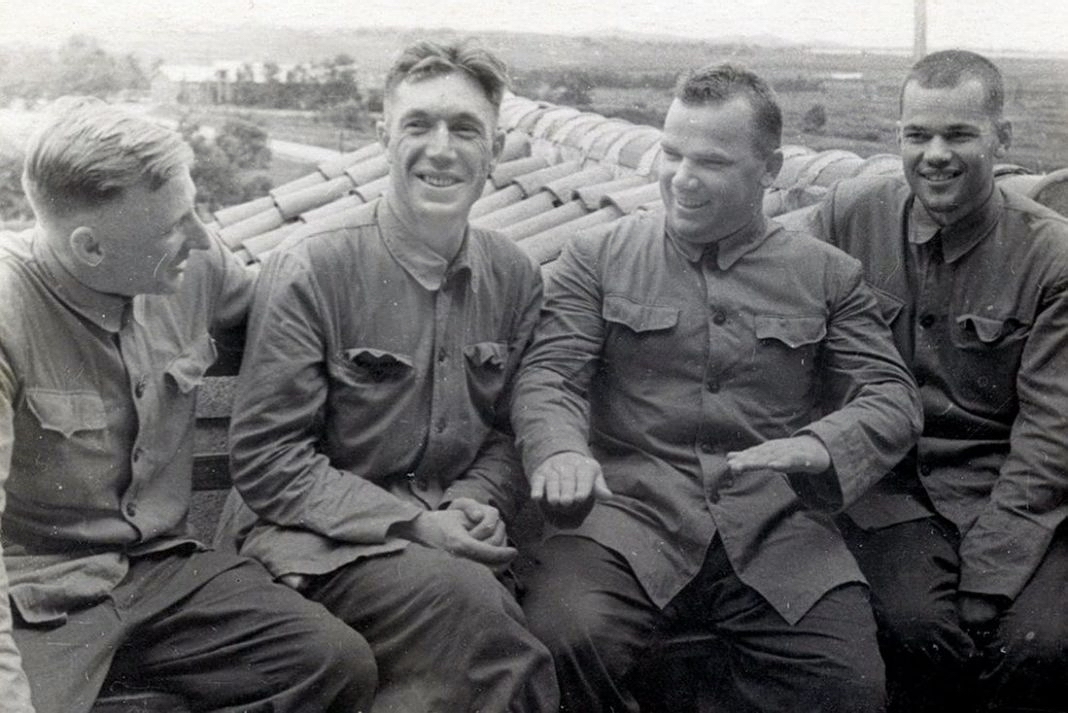 Кожедуб Иван Никитович  с группой лётчиков в Корее, 1951 г.