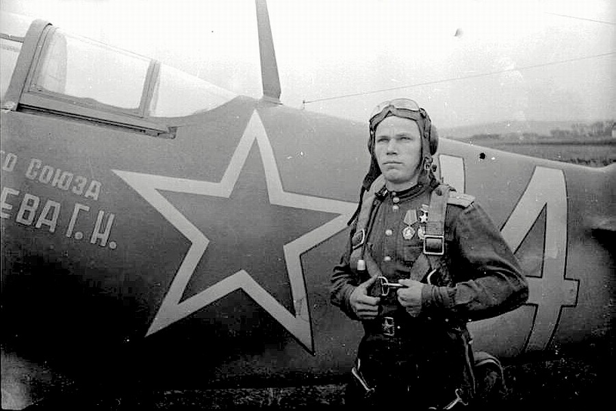 И. Н. Кожедуб у своего Ла-5Ф, 1944 г.