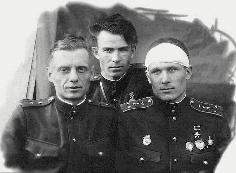Крупский Виктор Иосифович после ранения с товарищами
