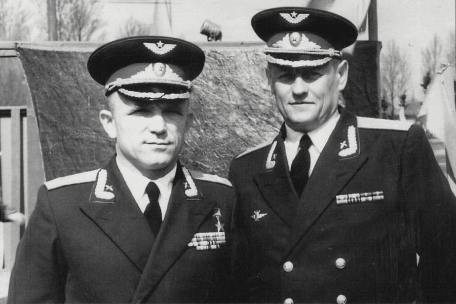 Крючков Василий Егорович (слева) с товарищем