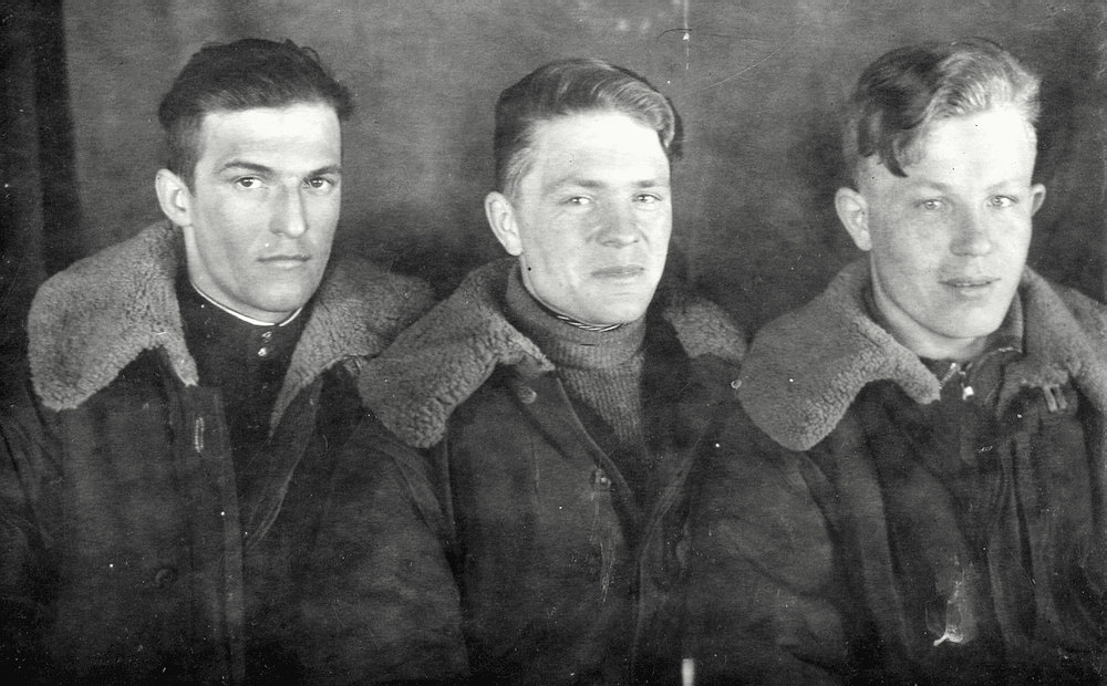 Кулаков Иван Андреевич с боевыми товарищами, 1944 г.