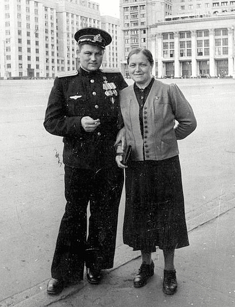 Курзенков Сергей Георгиевич с мамой в Москве, июль 1944 г.