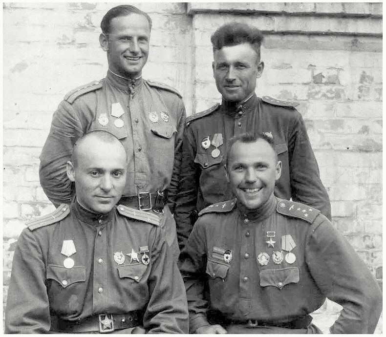 Кузьмин Георгий Павлович (сидит справа) с товарищами