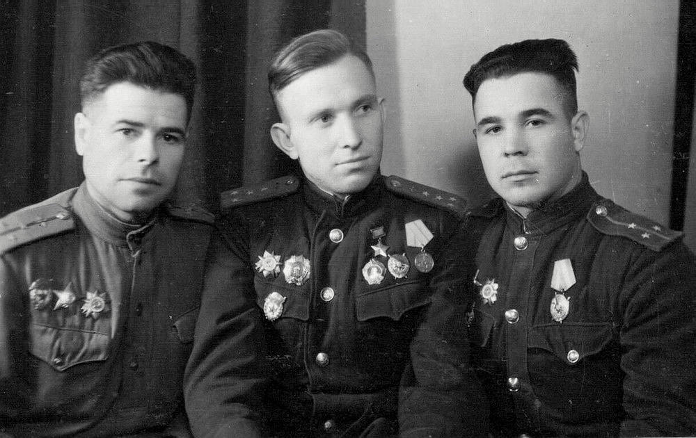 Лаухин Александр Кириллович (в центре) с товарищами, 1943 г.