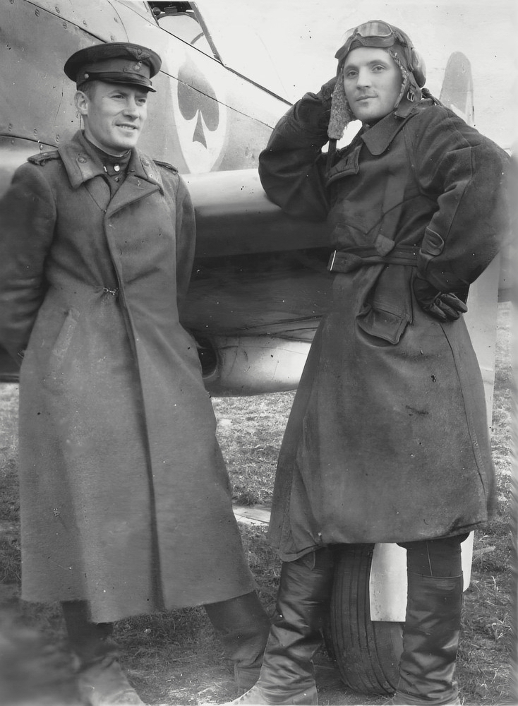 Лебедев Семён Андрианович (справа) у своего самолёта