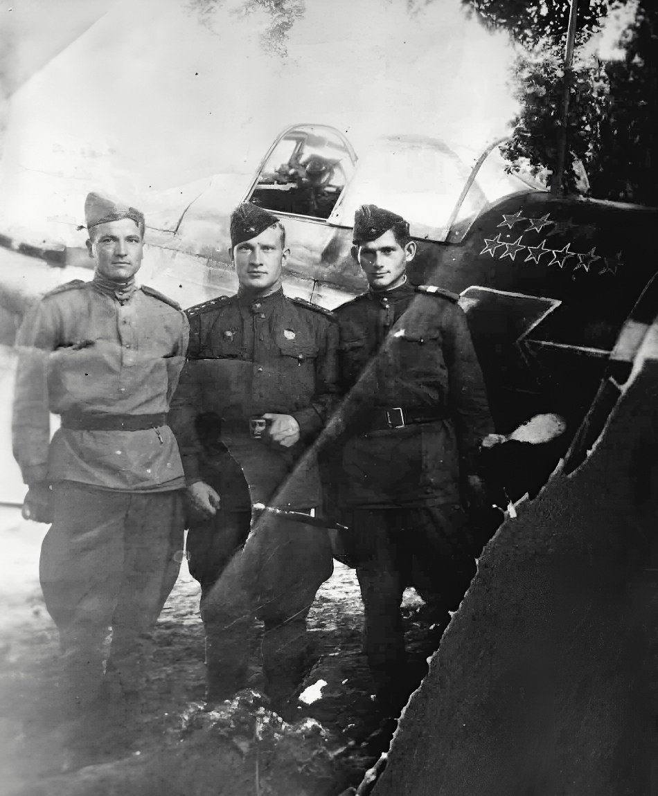 Луганский Сергей Данилович (в центре) у своего Як-1Б, 1943 г.