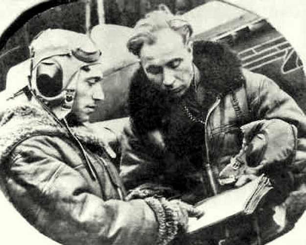 Командиры эскадрилий 402-го ИАП капитаны А. Б. Манукян и Д. Н. Ащаулов.