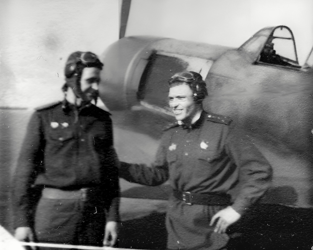 Кардопольцев Бенедикт Ильич (слева) и Марченко Пётр Яковлевич, 1945 г.
